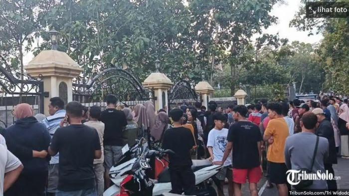 KERUMUNAN WARGA - Sejumlah warga mendekati lokasi perampokan disertai pembunuhan di rumah milik warga bernama Purwanto di Dukuh/Desa Pengkol, Kecamatan Karanggede, Kabupaten Boyolali, Kamis (29/1/2026). Dalam kejadian tersebut, anak Purwanto yang masih berusia 6 tahun, tewas mengenaskan