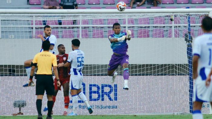 PENYELAMATAN - Teja Paku Alam (tengah) melakukan penyelamatan bola pada pertandingan Super League 2025/2026 pekan 19 antara Persis Solo vs Persib Bandung di Stadion Manahan, Solo, Sabtu (31/1/2026) sore WIB. Persib unggul 0-1.
