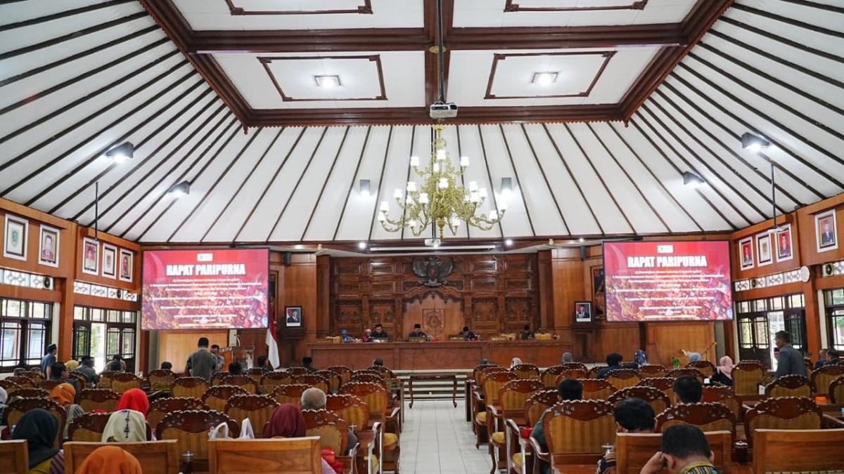 DPRD KLATEN - Suasana ruang Rapat Paripurna DPRD Kabupaten Klaten terlihat dari sisi belakang, dengan kursi peserta rapat tersusun rapi dan layar besar menampilkan agenda paripurna yang digelar Kamis (29/1/2026).