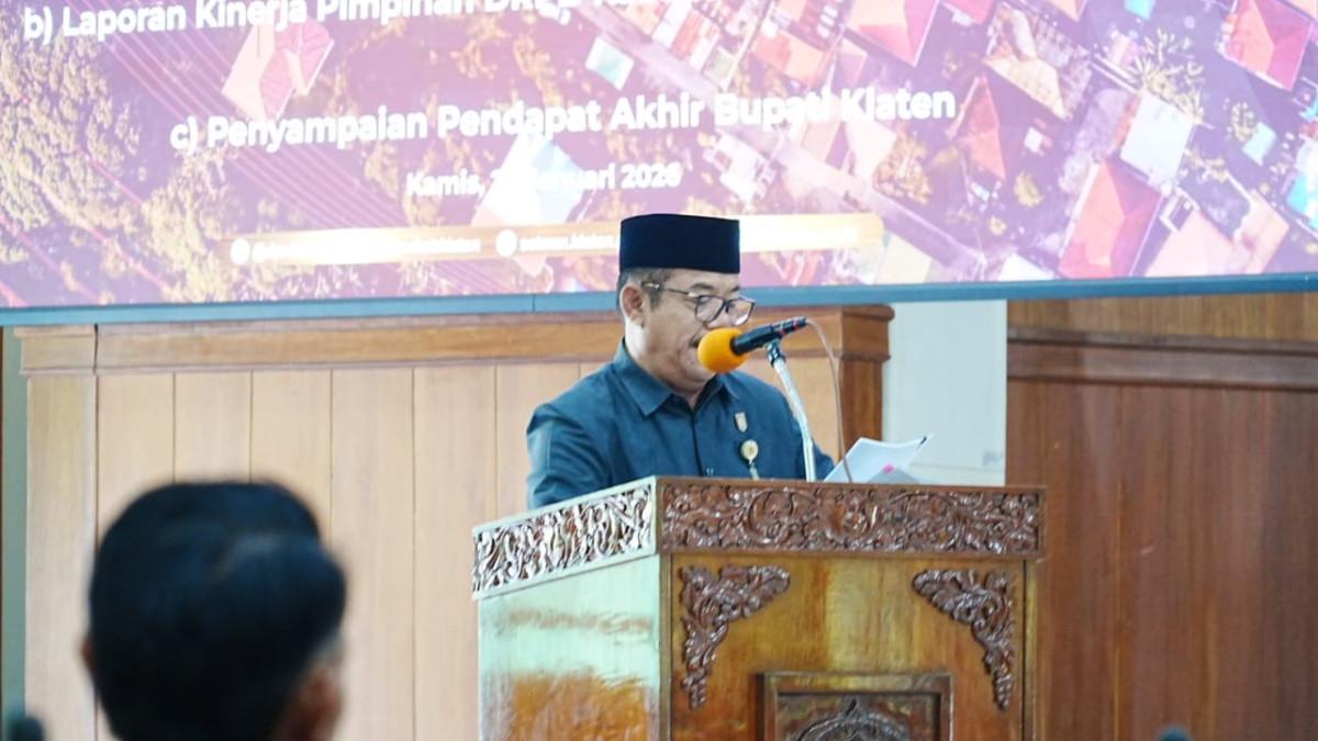 DRPD KLATEN - Wakil Ketua DPRD Kabupaten Klaten Hariyanto menyampaikan Laporan Kinerja Pimpinan DPRD Tahun 2025 dari podium utama, dengan latar layar agenda Rapat Paripurna DPRD Klaten, Kamis (29/1/2026).