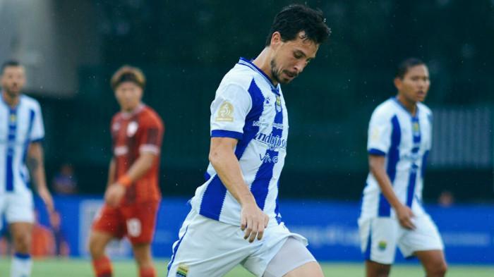 SEPAKAN - Usaha Thom Haye dalam melepaskan tembakan di laga pekan 19 Liga 1 Super League 2025/2026 antara Persis Solo vs Persib Bandung di Stadion Manahan, Solo, Jawa Tengah, Sabtu (31/1/2026) sore WIB. Thom Haye kena kartu kuning.