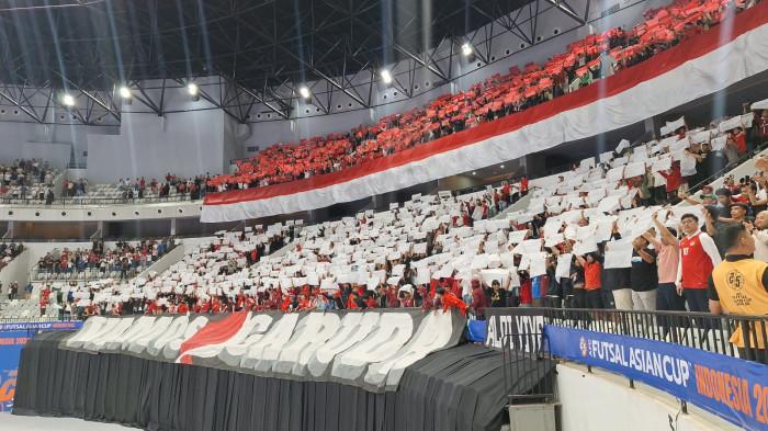 SUASANA INDONESIA ARENA - Suporter Timnas Futsal Indonesia saat memberikan dukungan penuh kepada Mochammad Iqbal CS saat menghadapi Iral pada laga pamungkas grup A Piala Asia 2026 di Indonesia Arena, Senayan, Jakarta, Sabtu (31/1/2026).