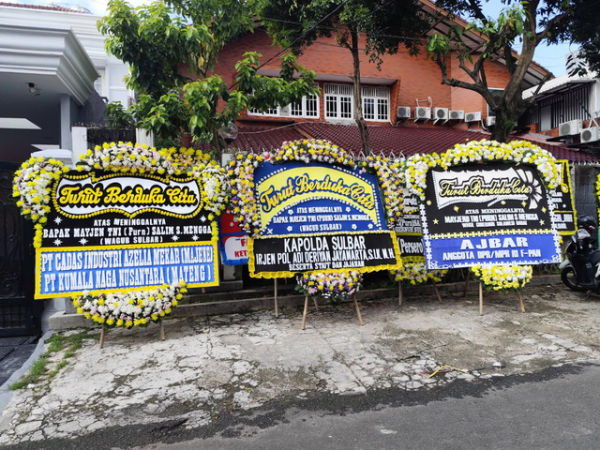 Karangan bunga duka berjejer di rumah tempat disemayamkan Wakil Gubernur Sulawesi Barat Mayjen TNI (Purn) Salim S. Mengga di Cilandak, Jakarta Selatan pada Sabtu (31/1/2026). Foto: Luthfi Humam/kumparan