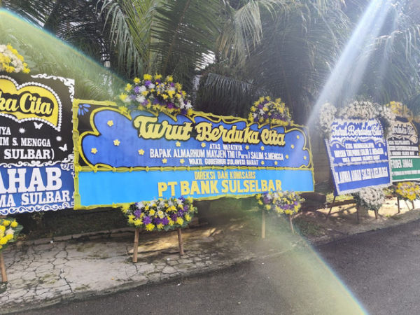 Karangan bunga duka berjejer di rumah tempat disemayamkan Wakil Gubernur Sulawesi Barat Mayjen TNI (Purn) Salim S. Mengga di Cilandak, Jakarta Selatan pada Sabtu (31/1/2026). Foto: Luthfi Humam/kumparan