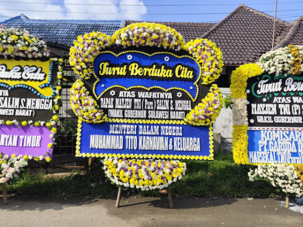 Karangan bunga duka berjejer di rumah tempat disemayamkan Wakil Gubernur Sulawesi Barat Mayjen TNI (Purn) Salim S. Mengga di Cilandak, Jakarta Selatan pada Sabtu (31/1/2026). Foto: Luthfi Humam/kumparan