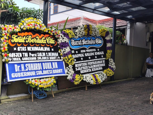 Karangan bunga duka berjejer di rumah tempat disemayamkan Wakil Gubernur Sulawesi Barat Mayjen TNI (Purn) Salim S. Mengga di Cilandak, Jakarta Selatan pada Sabtu (31/1/2026). Foto: Luthfi Humam/kumparan