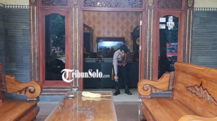 OLAH TKP - Polisi dari Polres Boyolali melakukan olah TKP di rumah korban perampokan di Dusun Pengkol, Desa Pengkol, Kecamatan Karanggede, Kabupaten Boyolali, Kamis (29/1/2026). Korban bocah ditemukan tewas, sedangkan ibunya kritis.