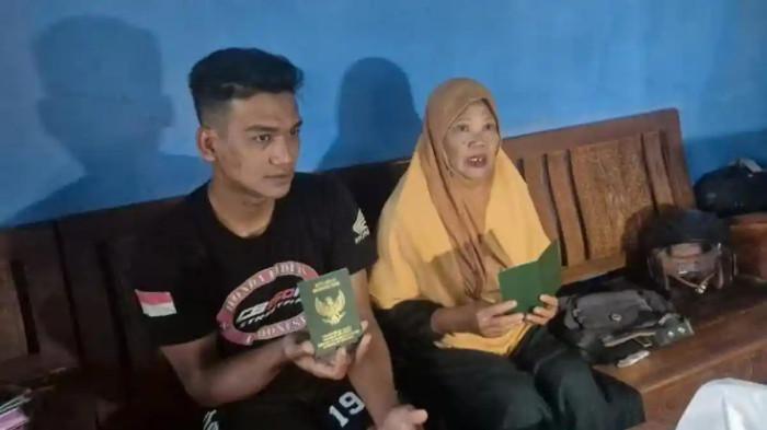 BEDA USIA JAUH - Seperti kisah cinta dalam drama, Ahmad Suryatna pemuda asal 30 tahun menikahi sisri, bosnya sendiri yang terpaut usia 28 tahun. Berawal dari karyawan.
