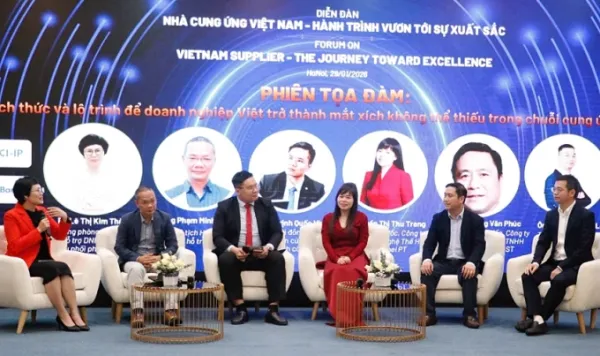 Tran Thi Thu Trang (C) shares her views at the seminar Challenges and roadmap for Vietnamese businesses to become indispensable links in the supply chain. Photo courtesy of Hanel PT