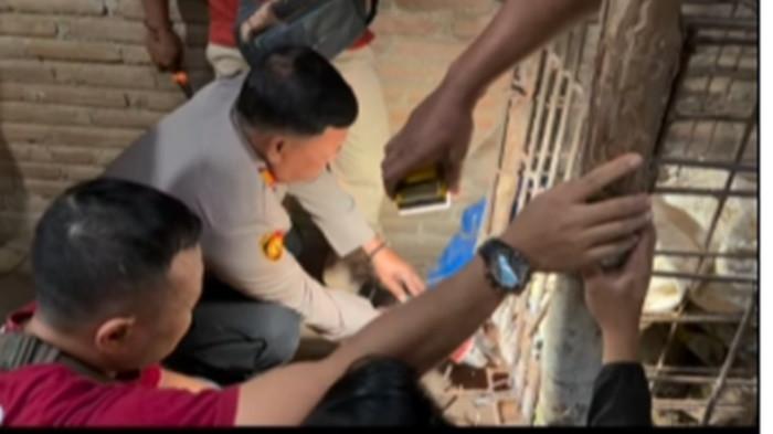 DIEVAKUASI - Polisi saat mengevakuasi Mbah Kirno yang dikurung selama 20 tahun di kandang besi.