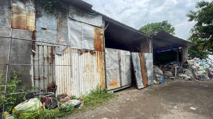 DIGEREBEK - Gudang di Dusun Beciro, Sukodono, Sidoarjo, Jawa Timur, yang digerebek Polrestabes Surabaya pada pada Selasa (27/1/2026) malam. Hasilnya, polisi menemukan 74 sepeda motor dan 4 mobil yang disembunyikan secara rapi.