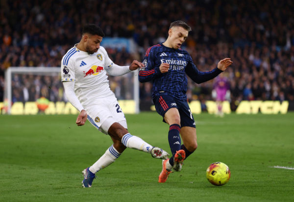 James Justin dari Leeds United beraksi dengan Leandro Trossard dari Arsenal pada pertandingan Liga Inggris antara Leeds United vs Arsenal di Elland Road, Leeds, Inggris, Sabtu (31/1/2026). Foto: Lee Smith/REUTERS