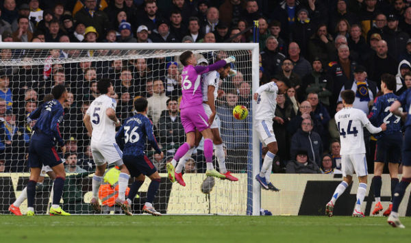 Karl Darlow dari Leeds United mencetak gol bunuh diri dan gol kedua Arsenal pada pertandingan Liga Inggris antara Leeds United vs Arsenal di Elland Road, Leeds, Inggris, Sabtu (31/1/2026). Foto: Lee Smith/REUTERS