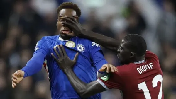 Soccer Football - Premier League - Chelsea v West Ham United - Stamford Bridge, London, Britain - January 31, 2026  West Ham United's El Hadji Malick Diouf in action with Chelsea's Jamie Gittens Action Images via Reuters/Peter Cziborra EDITORIAL USE ONLY. NO USE WITH UNAUTHORIZED AUDIO, VIDEO, DATA, FIXTURE LISTS, CLUB/LEAGUE LOGOS OR 'LIVE' SERVICES. ONLINE IN-MATCH USE LIMITED TO 120 IMAGES, NO VIDEO EMULATION. NO USE IN BETTING, GAMES OR SINGLE CLUB/LEAGUE/PLAYER PUBLICATIONS. PLEASE CONTACT YOUR ACCOUNT REPRESENTATIVE FOR FURTHER DETAILS..
