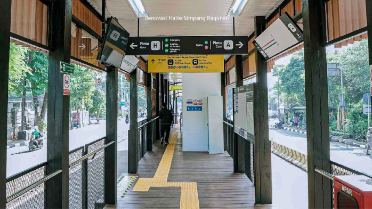 Halte TransJakarta di Ragunan.