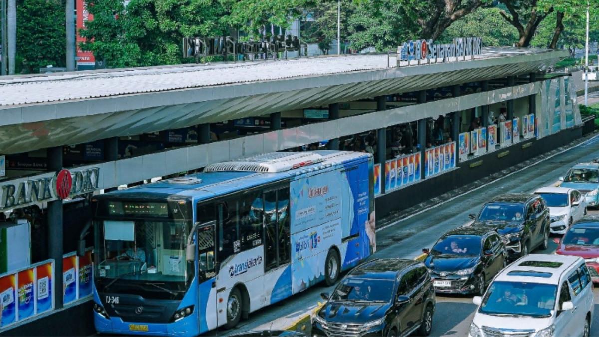 TransJakarta, transportasi umum di Jakarta yang melayani ke berbagai rute.