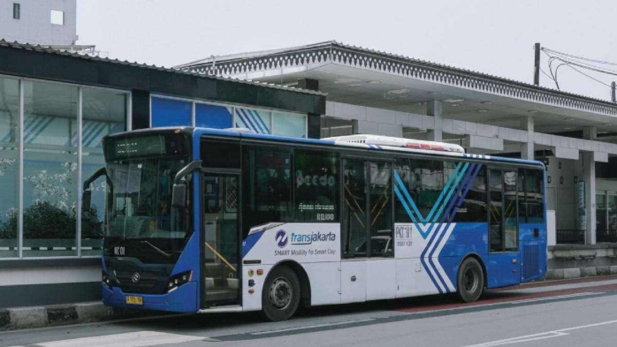 TransJakarta, transportasi umum di Jakarta yang melayani ke berbagai rute.