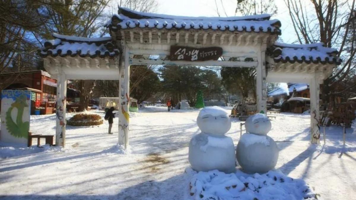 Eobi Ice Valley, destinasi populer di Korea Selatan untuk menikmati musim salju.