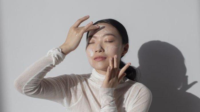 ilustrasi penggunaan sunscreen saat cuaca mendung dan hujan, berikut penjelasan dokter kulit