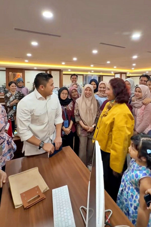 Momen Susi Pudjiastuti menyambangi kantor Seskab Teddy, Sabtu (31/1/2026). Foto: Teddy Indra Wijaya/TikTok
