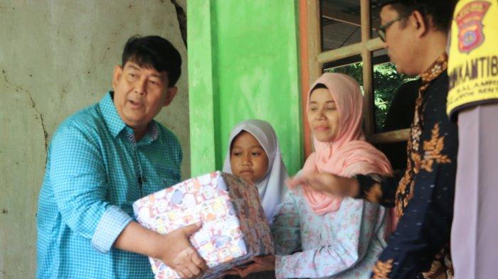 Bupati Kulon Progo Agung Setyawan (kiri) saat menyerahkan bantuan ke Rubiyanti, ibu dari Lea saat berkunjung ke rumahnya pada Sabtu (31/01/2026).