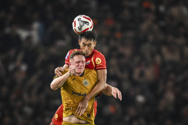 Pemain Persija Jakarta Hansamu Yama Pranata (kanan) berebut bola dengan pemain Bhayangkara Presisi Lampung FC Stjepan Plazonja (kiri) saat pertandingan BRI Super League di Stadion Utama Gelora Bung Karno, Jakarta, Senin (29/12/2025). Foto: Bayu Pratama S/ANTARA FOTO