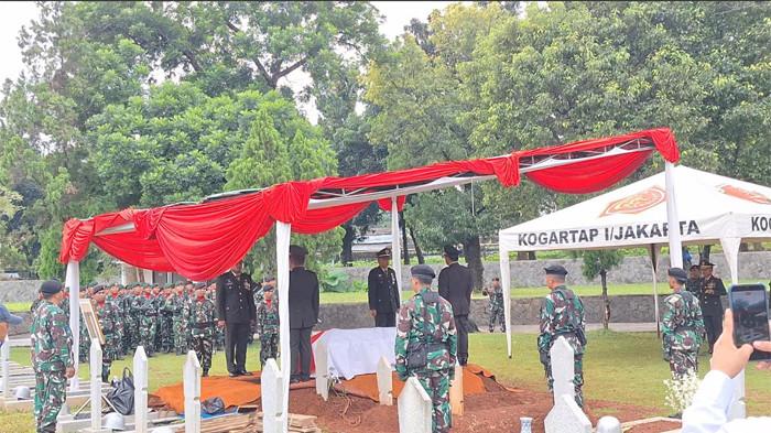 WAGUB SULBAR MENINGGAL - Jenazah Wakil Gubernur Sulawesi Barat, Mayor Jenderal TNI (Purn) Salim S Mengga, dimakamkan secara militer di Taman Makam Pahlawan (TMP) Kalibata, Pancoran, Jakarta Selatan, Minggu (1/2/2026). (Fersianus Waku)