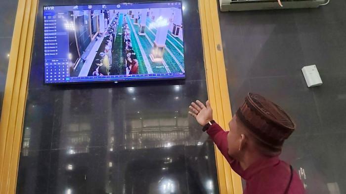 SAALT GAIB -  Nurdin, Pengurus Masjid Nurul Hidayah Topoyo saat memperlihatkan Rekaman CCTV Masjid Nurul Hidayah Topoyo atas pelaksanaan sholat ghaib untuk almarhum Wakil Gubernur Sulawesi Barat, Minggu (1/2/2026). (Sandi/Tribun)