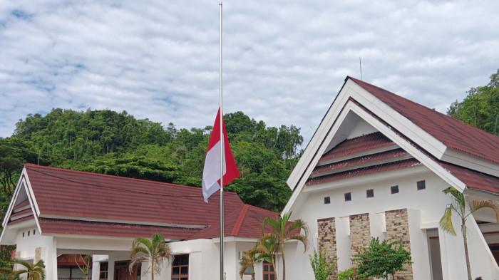 BENDERA SETENGAH TIANG - endera merah putih yang dipasang setelah tiang di Rujab Wagub Sulbar, Jl H Abdul Malik Pettana Endeng, Keluruhan Rangas, Kecamatan Simboro, Kabupaten Mamuju, Minggu (1/2/2026).