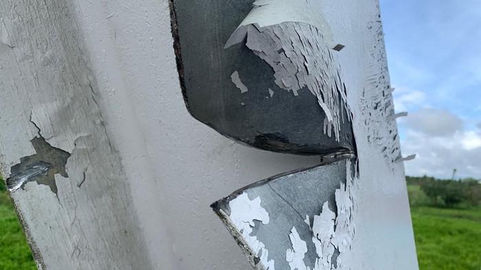 ALAMI KERUSAKAN - Struktur diagonal penopang jembatan rangka baja mengalami kerusakan, Minggu (1/2/2026). Kerusakan diduga karena tesenggol alat berat saat mobilisasi pada sore kemarin. (TRIBUNKALTARA.COM / MOHAMMAD SUPRI)