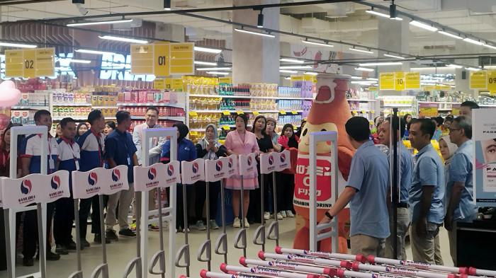 MASUK MAL - Suasana pembukaan Samudra Supermarket yang digelar di dalam mal BG Junction, Surabaya, Jawa Timur, Jumat (30/1/2026). Dari delapan gerai Samudra Supermarket yang ada di beberapa kota di Jatim, untuk pertama kalinya cabang ini buka di dalam mal.