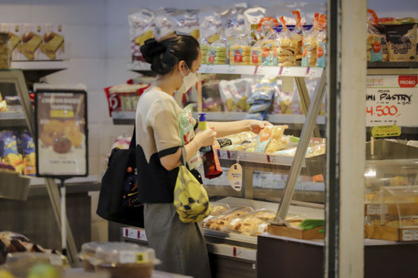 Seorang warga berbelanja. Foto: Jamal Ramadhan/kumparan 