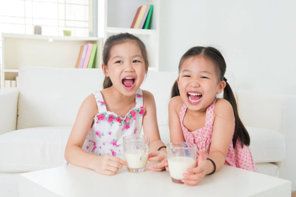 Ilustrasi anak minum susu.  Foto: Shutterstock