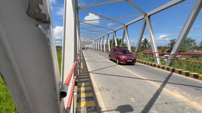 ‎3 KOMPONEN - Kerusakan pada struktur jembatan Baja Malinau, Kalimantan Utara, Minggu (1/2/2026). Ada 3 bagian yang rusak pada sisi jembatan wilayah Malinau Kota yang diduga terdampak pisau traktor. ‎(TRIBUNKALTARA.COM / MOHAMMAD SUPRI)