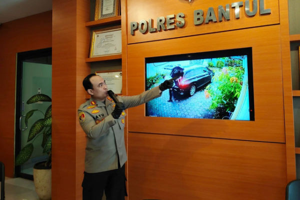 Polisi menunjukkan barang bukti dan rekaman video kasus pembunuhan eks Sekjen Pordasi DKI Jakarta Herlan Matrusdi saat konpers di Polres Bantul, Minggu (1/2/2026). Foto: Arfiansyah Panji Purnandaru/kumparan