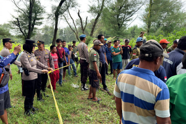 Petugas kepolisan di lokasi penemuan mayat di area Gumuk Pasir, Parangtritis, Kabupaten Bantul, Rabu (28/1/2026). Foto: Polres Bantul