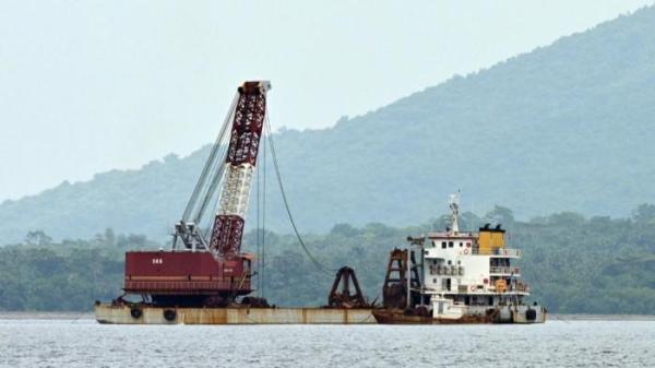 PENGANGKATAN - Tongkang bercakar yang akan mengangkat bangkai KMP Tunu Pratama Jaya. Seorang jenazah ditemukan saat proses pengangkatan bangkai.