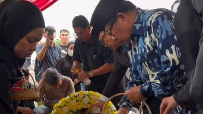 PENGHORMATAN TERAKHIR - Gubernur Sulawesi barat Suhardi Duka dan mantan Gubernur Sulbar Anwar Adnan Saleh menaburkan bunga sebagai bentuk penghormatan terakhir di atas makan Wakil Gubernur Salim S Mengga di TMP Kalibata, Minggu (1/2/2026).