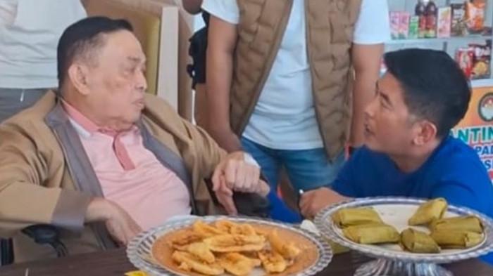 KENANGAN BERSAMA - Febrianto Wijaya (kanan) bersama Alm Salim S Mengga (kiri) dalam suatu momen beberapa waktu lalui. Febrianto Wijaya mengenang sosok Salim sebagai figur yang baik hati