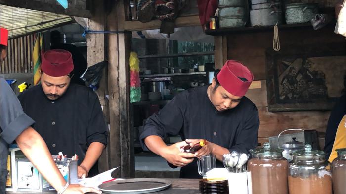 KAFE HITS BATU - Kafe Kopi Sontoloyo yang ada di Dusun Rekesan, Desa Bulukerto, Kecamatan Bumiaji, Kota Batu pada Minggu (1/2/2026. Kafe ini erat dengan konsep jawa klasik dipadukan dengan barang-barang unik dan antik serta udara yang sejuk.