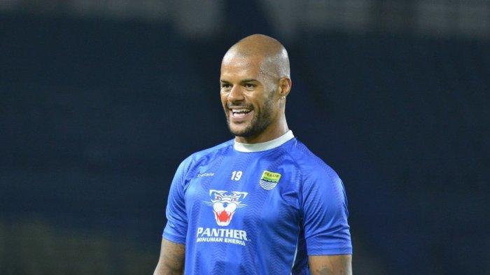 LATIHAN - Striker Persib, David da Silva pada sesi latihan di Stadion Gelora Bandung Lautan Api, Jumat, 7 Maret 2025.