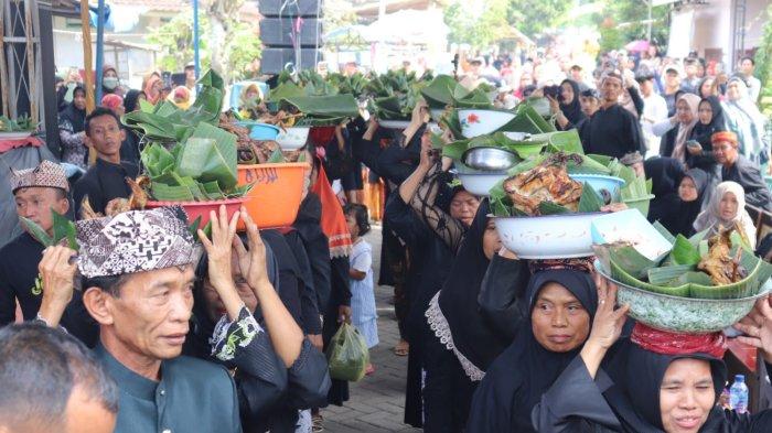 Masyarakat suku Osing Banyuwangi menggelar tradisi Ithuk-ithukan sebagai wujud rasa syukur atas berkah sumber mata air yang melimpah, Kamis (1/6/2023).