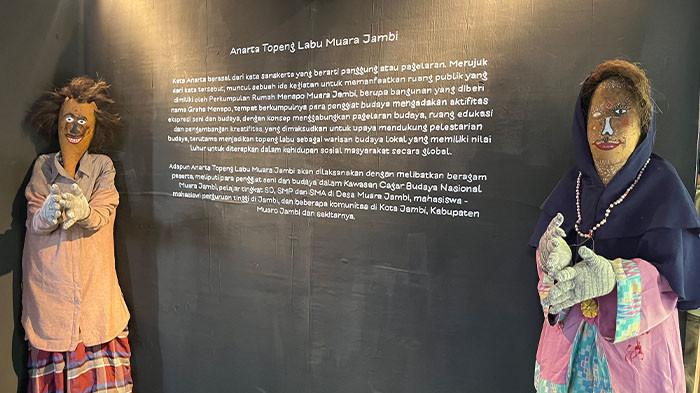 Topeng Labu Muara Jambi berakar dari kisah rakyat tentang penderita kusta yang menyamar memakai labu untuk kembali ke desa saat Idulfitri