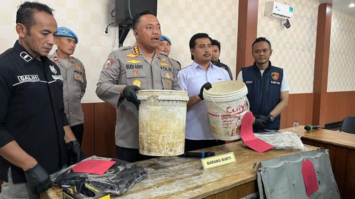 BARANG BUKTI - Kapolresta Cilacap memperlihatkan sejumlah barang bukti saat pengungkapan kasus pembunuhan balita yang jasadnya ditemukan dalam karung di Kecamatan Cilacap Tengah, Sabtu (31/1/2026). (Tribun Jateng/Rayka Diah Setianingrum)