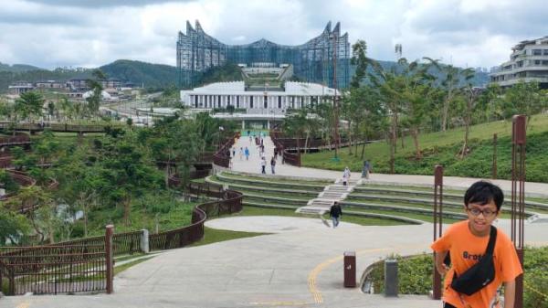 IKN DI KALTIM - Pemandangan dari kejauhan, terlihat Istana Presiden di IKN Nusantara, 5 Juli 2025. Pembangunan IKN Nusantara dilakukan secepat-cepatnya, OIKN dalam hal ini penuhi target dari Presiden Prabowo Subianto. (TRIBUNKALTIM.CO/BUDI SUSILO)