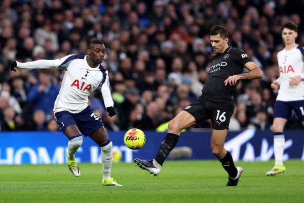 Randal Kolo Muani dan Rodri Hernandez saat Spurs vs Manchester City dalam laga pekan ke-24 Liga Inggris 2025/26 di Tottenham Hotspur Stadium, Minggu (1/2) malam WIB. Foto: REUTERS/David Klein