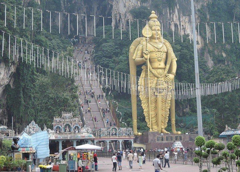 Batu Caves, satu tempat wisata terbaik di Malaysia buat kamu yang baru pertama kali berkunjung ke sana.