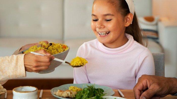 Ilustrasi anak yang mengonsumsi makanan dengan gizi seimbang