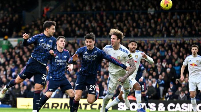 MENYUNDUL BOLA - Pemain Arsenal, Martin Zubimendi menyundul bola ke gawang Leeds United di Liga Inggris 2025/2026 pada Minggu (1/2/2026) dini hari WIB.