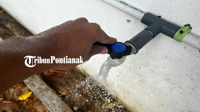 AIR KERAN - Air keran masih mengalir normal di salah satu rumah warga di Desa Lorong, Kecamatan Sambas, Kabupaten Sambas, Kalimantan Barat, Minggu 1 Februari 2026.